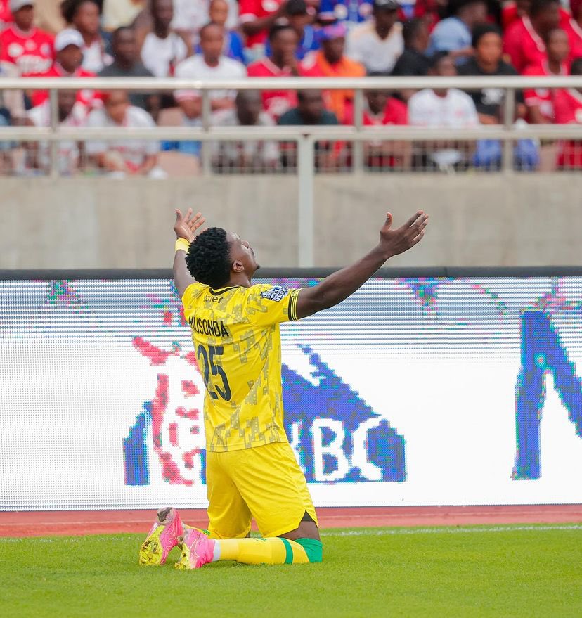 SheriaNgowi's tweet photo. Kama Jezi yetu ya njano nilivyobuni na inavyosema “Unbeaten” 🖐️

Hongera Sana @YoungAfricansSC 💚💛🖤

Sasa twende tukazindue Jezi zenye upako kwaajili ya michuano ya kimataifa #CAF23 https://t.co/gh8gOul6JE