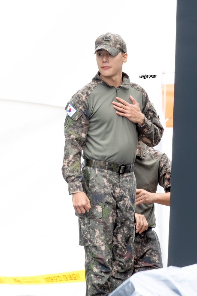 joobiecore's tweet photo. forget abs i want This for every single idol https://t.co/wrXWfg5jIZ