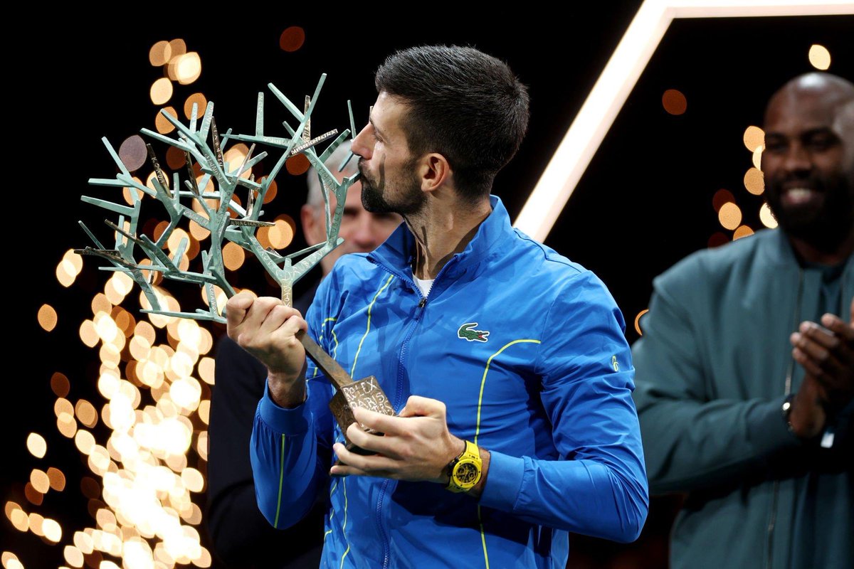 UniversTennis's tweet photo. ⭐️ 97 titres
⭐️ 24 en Grand Chelem
🏆 10 Open d'Australie
🏆 3 Roland-Garros
🏆 7 Wimbledon
🏆 4 US Open
⭐️ 40 Masters 1000
⭐️ 6 Masters
⭐️ 397 semaines en tant que n°1

Novak Djokovic. 🐐🇷🇸 https://t.co/KXHrLq8Xte