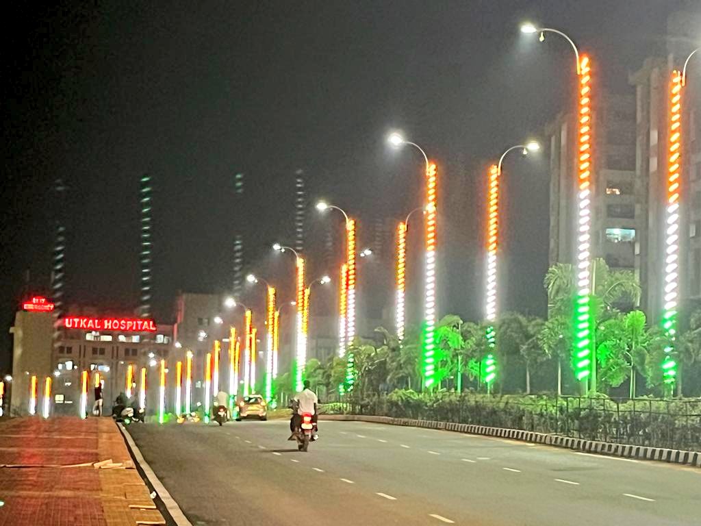 bmcbbsr's tweet photo. New Street Lights from Hatiasuni Chhaka to Utkal Hospital inaugurated today by Hon'ble MLA North, Hon'ble @MayorofBBSR in presence of Hon'ble Deputy Mayor, Standing Committe Chairperson, local Corporators & Team BMC.

BMC has installed 210 poles comprising of 420 LED Lights & 
8 high mast lights in the stretch.
Making the stretch glow.

#BMCCares
#BhubaneswarFirst

@CMO_Odisha @IPR_Odisha @HUDDeptOdisha