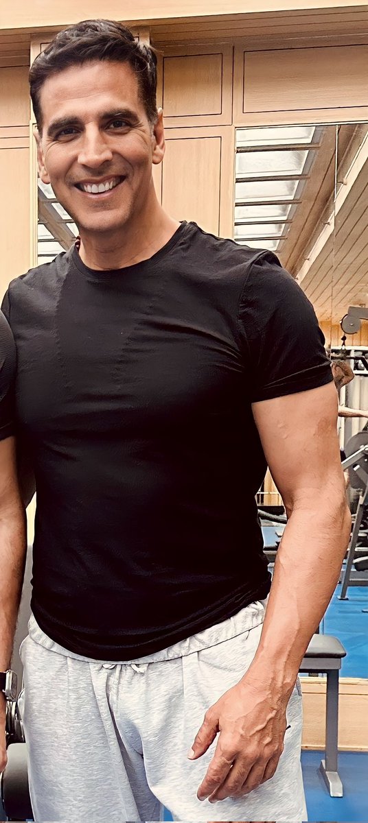 Now DAYS #AkshayKumar𓃵 sir body 💪🔥

Can't wait💥💥💥
To see on big screen 🔥
#BMCM #Sooryavanshi2 #skyforce 
#SinghamAgain and more 💥