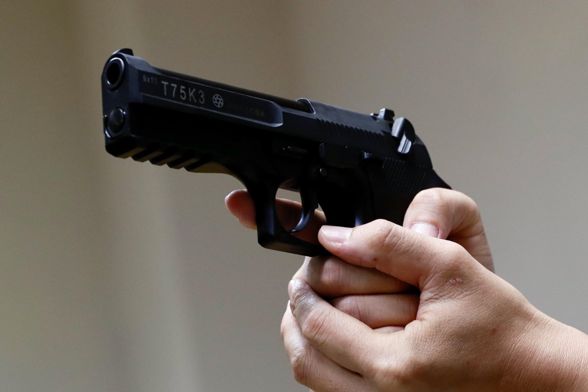 TgrRaiLombardia's tweet photo. Al ritiro dell'auto dal carrozziere scopre che non è pronta, allora estrae una pistola ed esplode un colpo intimidatorio, prima di fuggire. Accadeva a Seveso. Ora, dopo 7 mesi, l'uomo è stato rintracciato e arrestato.
@TgrRai #IoSeguoTgr https://t.co/MMcnLlhpQh https://t.co/MzokQURAin