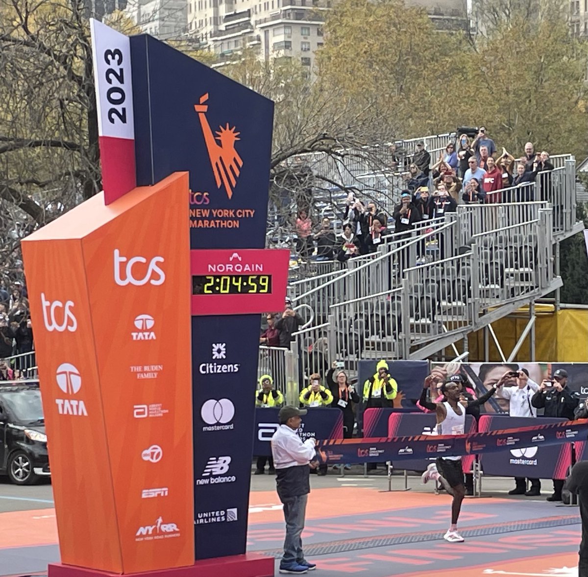 Hellen Obiri makes it a @bostonmarathon @nycmarathon win in the same year- last time was 1989- Ingrid Kristiansen.