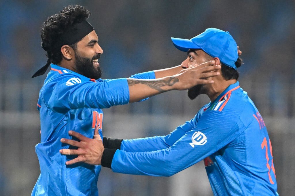 imkuldeep18's tweet photo. Chasing the dream, one win at a time! ⚡️

🔝@imVkohli and @imjadeja 🔥 https://t.co/t5re6txuq0