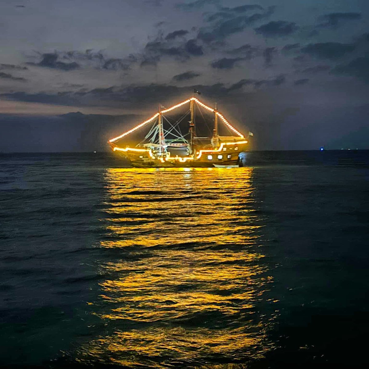 El #barcopirata de noche en las costas de #puertovallarta 😍🌴