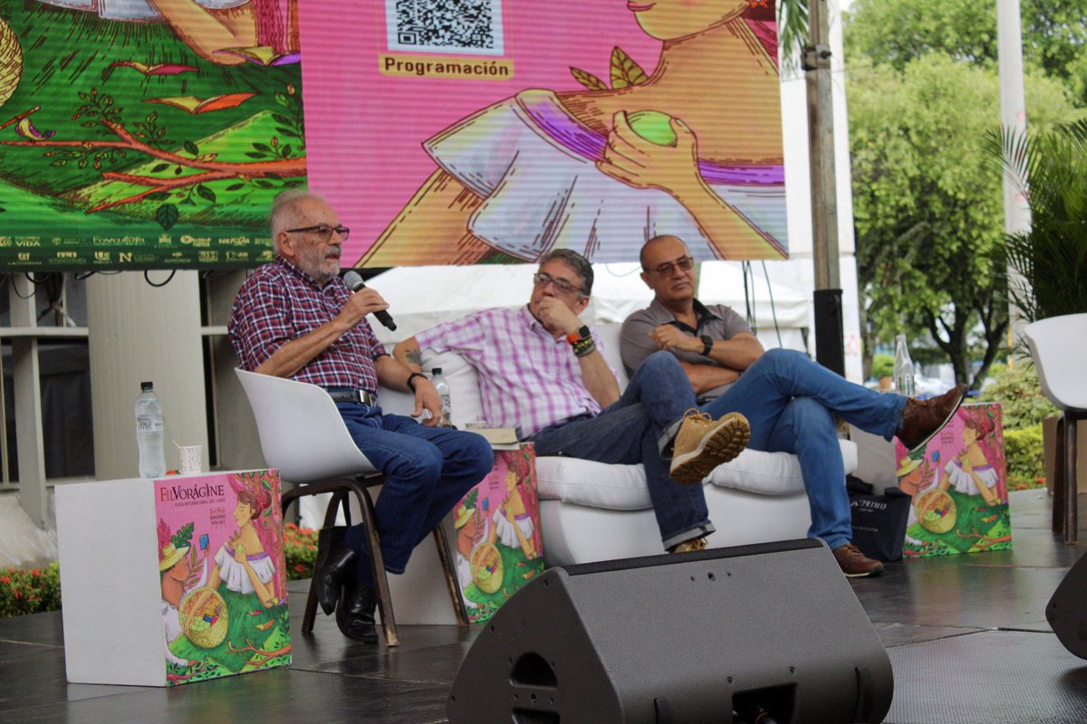 filvoragine's tweet photo. #filvorágine 📖💐🌳
Isaías Peña Gutiérrez, Winston Morales Chávarro y Esmir Garcés presentaron en la Feria Internacional del Libro Filvorágine el conversatorio ‘Tertulia sobre el estado del arte en la literatura huilense, conceptos y referentes. https://t.co/gTYdIQ7U1f