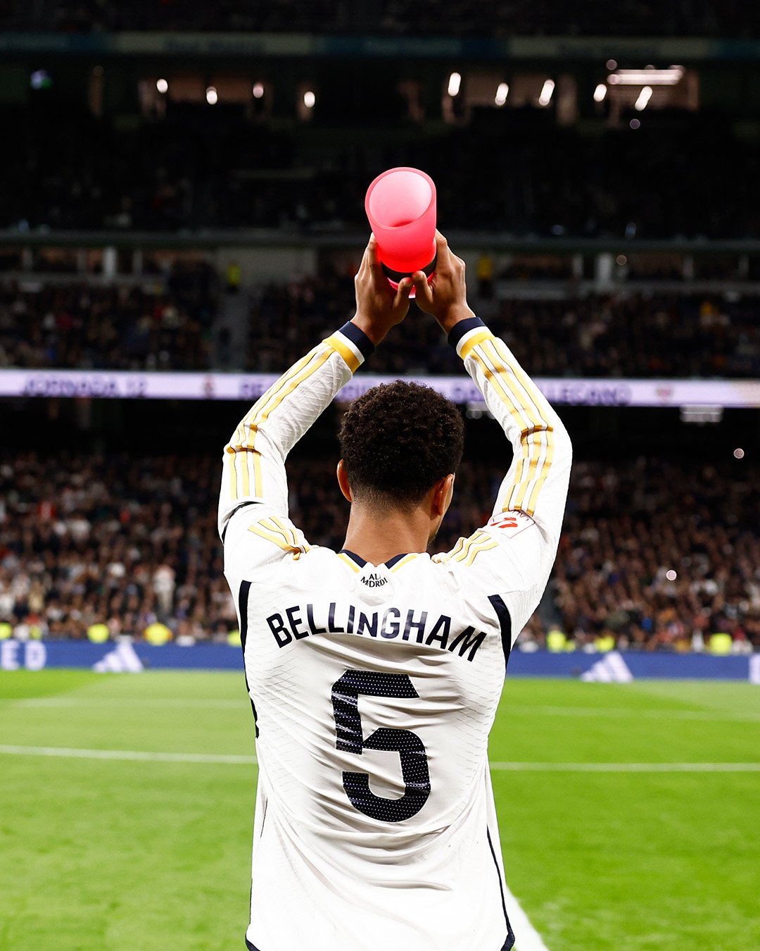 Bellingham recebeu o troféu para o melhor jogador de LaLiga em