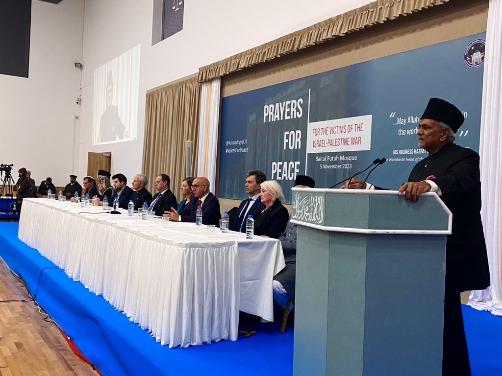 AhmadiyyaUK's tweet photo. Call to Action:
1. Ceasefire now 
2. Release all hostages
3. Allow all humanitarian aid 
4. Comply with international law 
5. Agree a lasting peaceful solution 

#Israel #Palestine
#VoicesForPeace https://t.co/OX0BZRsS50