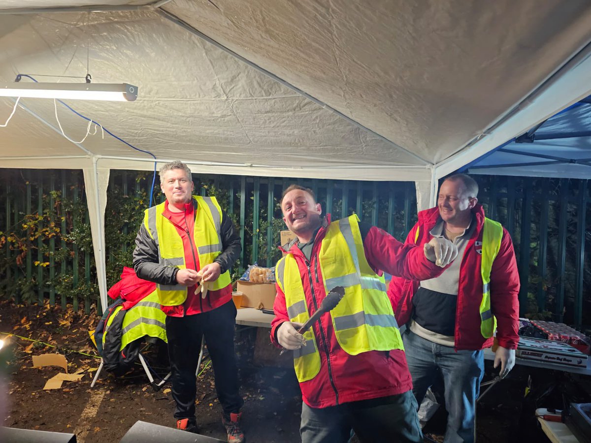 OldWulfsJFC's tweet photo. Thank you to everyone that attended the Old Wulfs Bonfire and Fireworks event tonight 

Great to see the Red and White out in force 

Without the Volunteers the event wouldn’t happen - Thanks to all Managers Coaches Family and Friends who helped make the event so enjoyable 

🔴⚪️ https://t.co/9e2dUldIKE