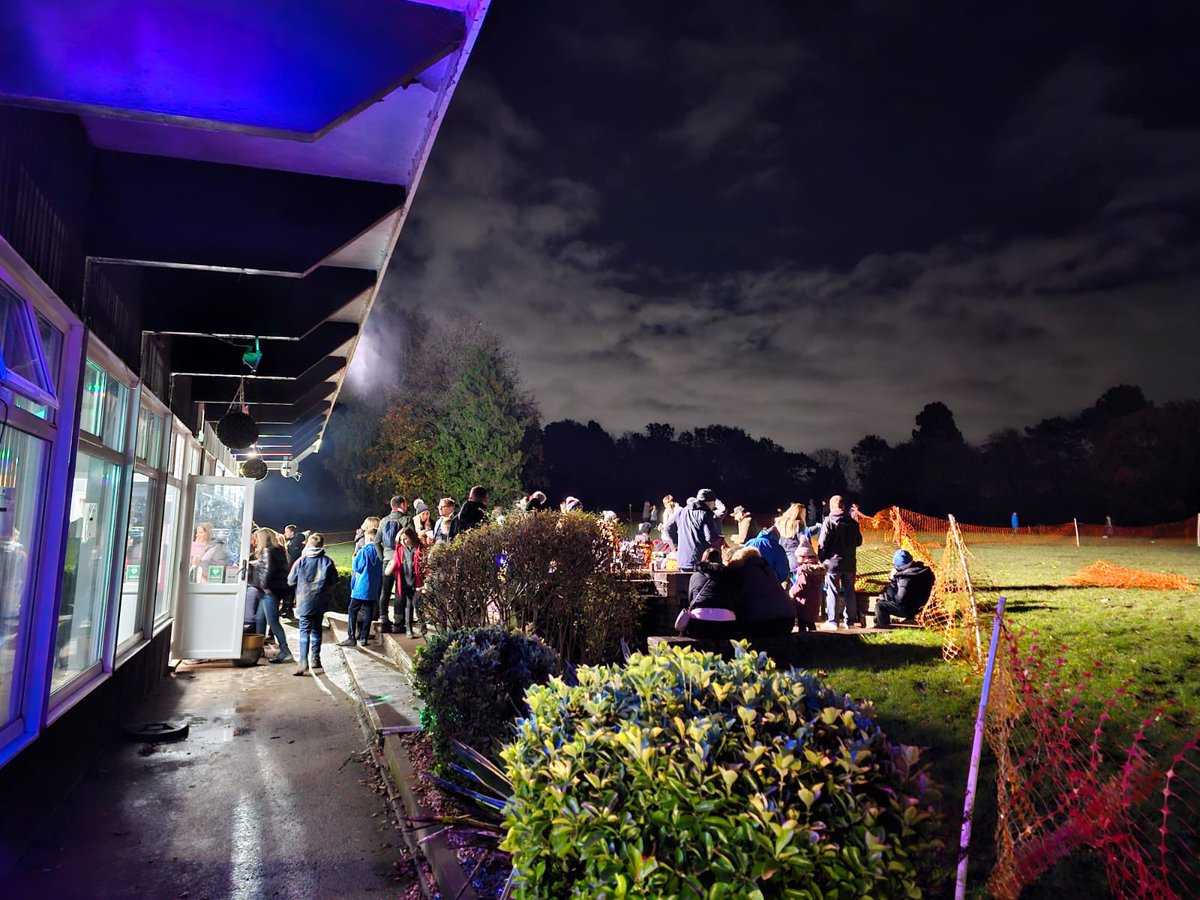 OldWulfsJFC's tweet photo. Thank you to everyone that attended the Old Wulfs Bonfire and Fireworks event tonight 

Great to see the Red and White out in force 

Without the Volunteers the event wouldn’t happen - Thanks to all Managers Coaches Family and Friends who helped make the event so enjoyable 

🔴⚪️ https://t.co/9e2dUldIKE