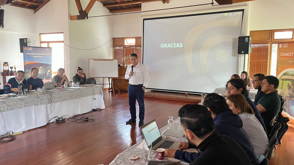 MauricioLizcano's tweet photo. Con el equipo directivo del @Ministerio_TIC finalizamos jornada de Planeación Estratégica 2023-2024.

Evaluamos resultados y cierre de este año y realizamos la formulacion de nuevos proyectos a ejecutar en el 2024, para continuar cambiando la vida de los colombianos con conectividad y tecnología. ¡Seremos una Potencia Digital!