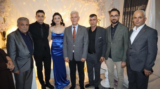 AkGenclikKmlps's tweet photo. İlçe Başkanımız Metin Yaşar ve Gençlik Kolları Başkanımız Yavuz Yılmaz Sarıgül ve Yıldız ailelerinin biricik evlatları Gizem ve Erdem kardeşlerimizin nişan yüzüklerini takarak mutluluklarına ortak oldular. https://t.co/ux4qrf5Xxn