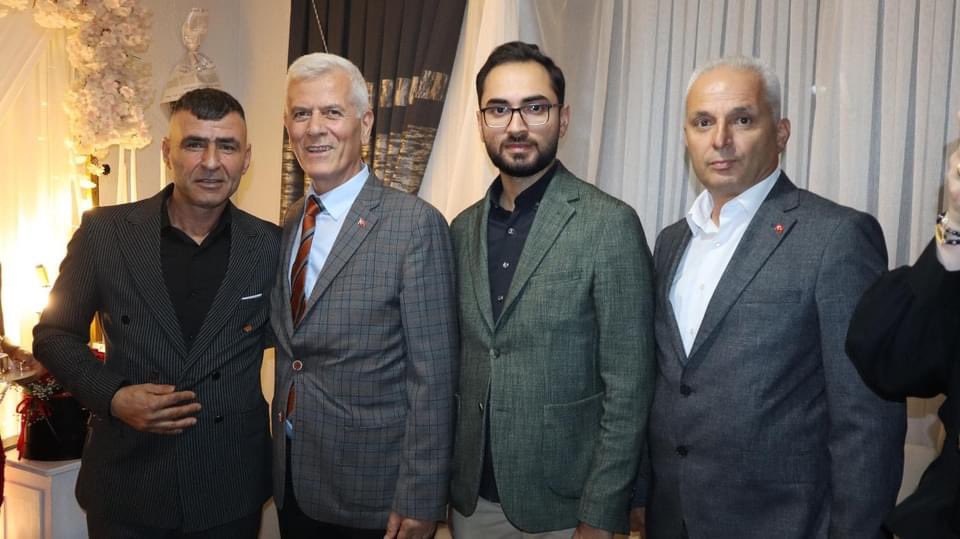 İlçe Başkanımız Metin Yaşar ve Gençlik Kolları Başkanımız Yavuz Yılmaz Sarıgül ve Yıldız ailelerinin biricik evlatları Gizem ve Erdem kardeşlerimizin nişan yüzüklerini takarak mutluluklarına ortak oldular.