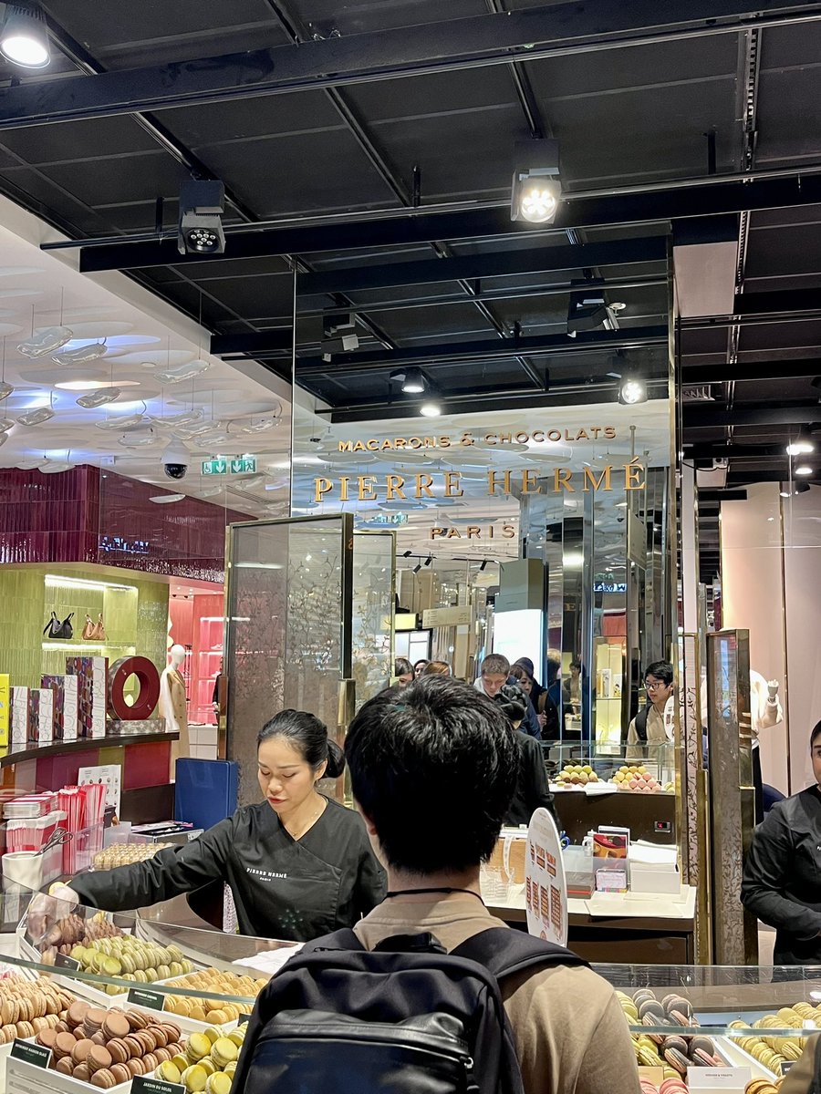 KingsCreativEly's tweet photo. @Kings_Ely Galeries Lafayette https://t.co/P6cbUCZyNT