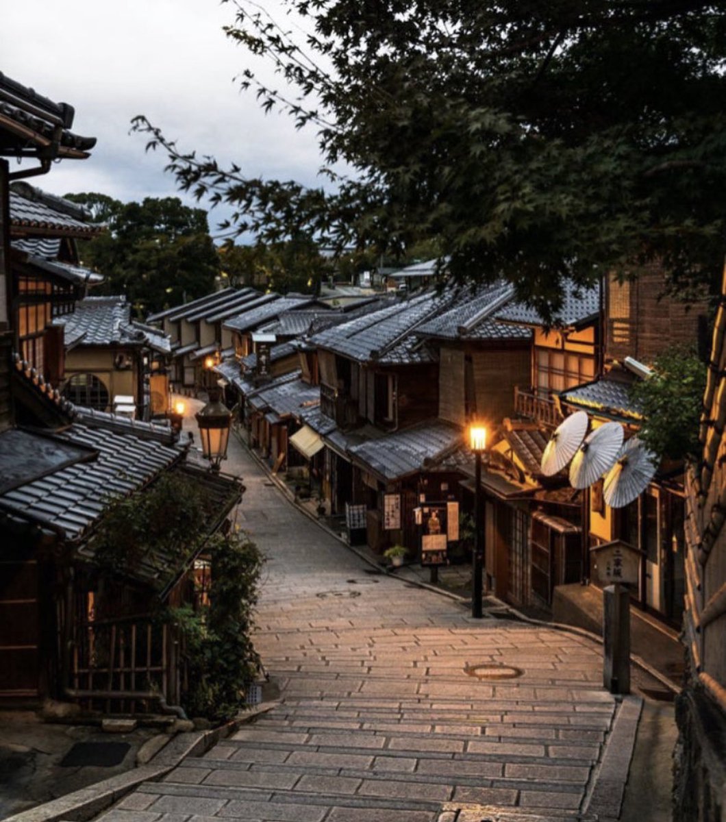 Kyōto, founded in 794, is a city with a rich history spanning over a thousand years. It was once the capital of Japan and boasted one of the largest populations of any city worldwide.

This city is home to a remarkable array of cultural treasures, including more than 1,650