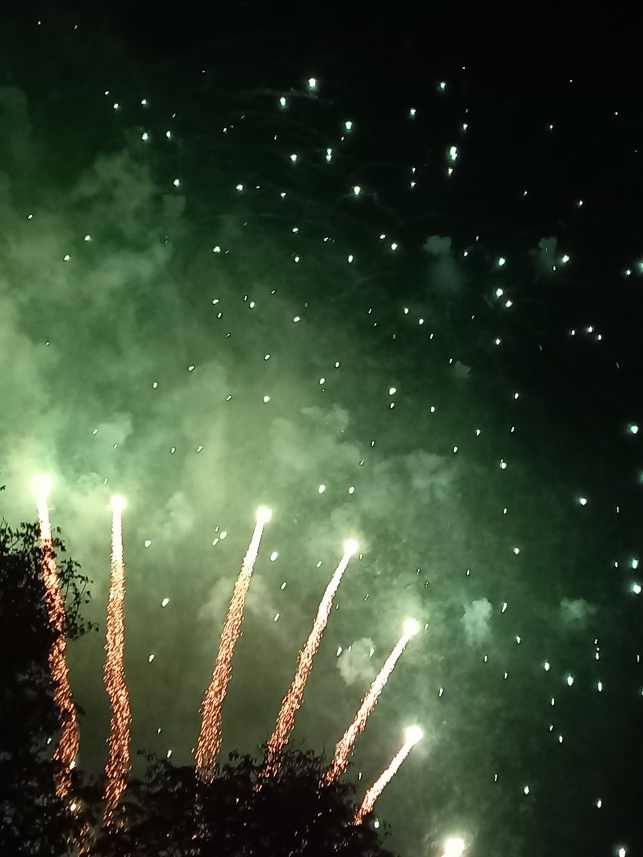 beckx28's tweet image. Went to a fantastic #fireworkdisplay tonight and it was completely free to get in ! Went to one yesterday evening and it cost £7per adult , the free one was just as good as the paying  one.. in fact i think it was even better 🎆