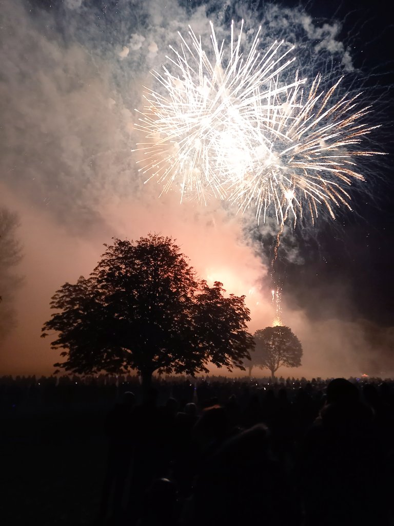 beckx28's tweet image. Went to a fantastic #fireworkdisplay tonight and it was completely free to get in ! Went to one yesterday evening and it cost £7per adult , the free one was just as good as the paying  one.. in fact i think it was even better 🎆
