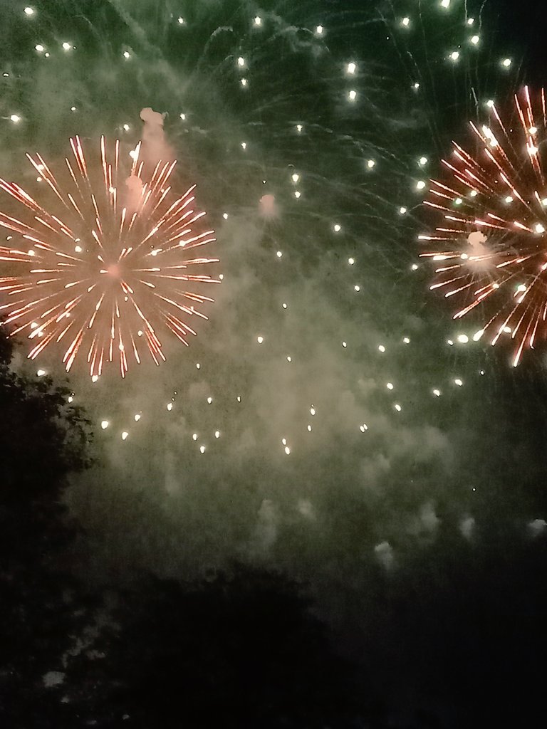 beckx28's tweet image. Went to a fantastic #fireworkdisplay tonight and it was completely free to get in ! Went to one yesterday evening and it cost £7per adult , the free one was just as good as the paying  one.. in fact i think it was even better 🎆