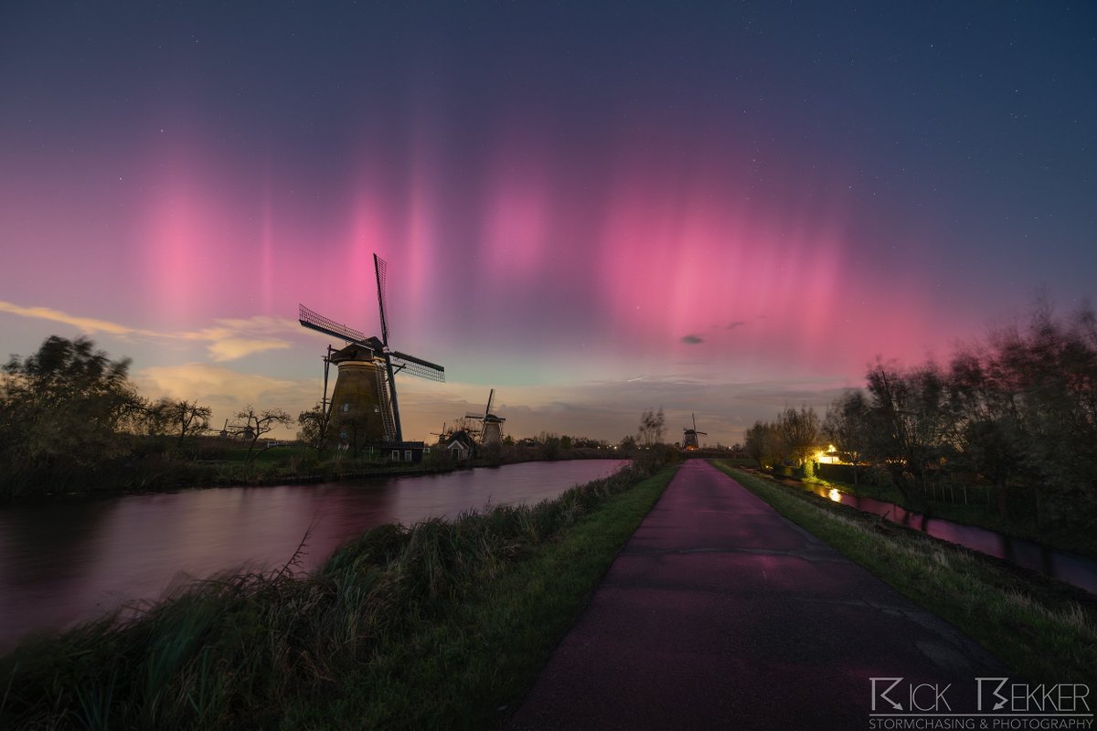 Bekijk hier de mooiste foto's van het prachtige poollicht dat op 5 november 2023 te zien was vanuit België en Nederland! 
spacepage.be/nieuws/waarnem… 
@HLN_BE #poollicht #noorderlicht #Auroraborealis @PoollichtBE @poollichtnl #aurora