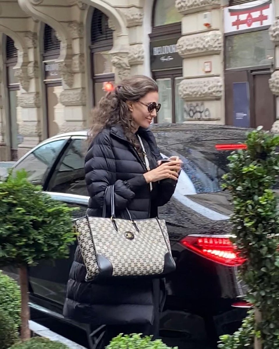 Angelina Jolie é vista no set de gravações de Maria em Budapeste: fasdeangelinajolie.blogspot.com/2023/11/angeli…

#AngelinaJolie, #MariaCallas, #PabloLarraín, #Budapeste, #Budapest, #Hungria, #Hungary, #Ópera