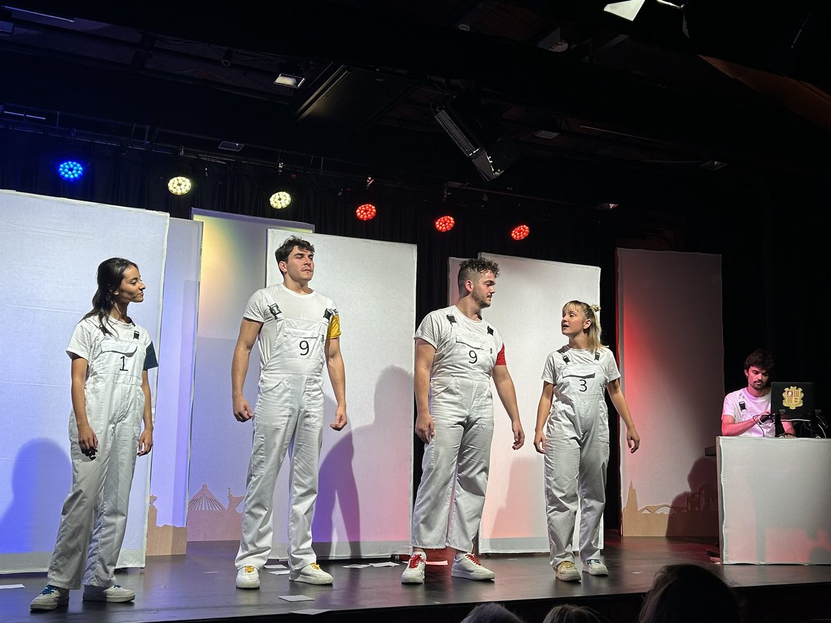 ‘Temps era temps...1993!' és fantàstica i necessària en parts iguals 🇦🇩  

Enhorabona a la <a href="/JoveCompanyia/">Jove Companyia Nacional d'Andorra</a> i a totes les persones implicades: <a href="/juanmacasero/">juanma casero</a>, Irina Robles, Lua Roca, Joan Ribó, Aina Sánchez, Toni Zamora, Kic Barroc, Dani Abreu, Maria Solsona i Maria Ubach.