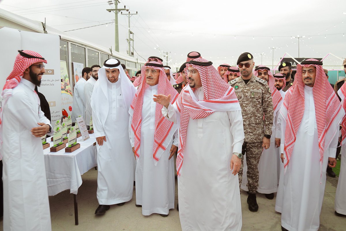 Media_buk's tweet photo. 📑 | كرم سمو أمير منطقة #القصيم الشريك الإعلامي لمهرجان #ثمرات_الشيحية جمعية #إعلام_البكيرية بدرع تسلمه رئيس الجمعية الأستاذ حمود المطيري وذلك خلال رعاية سموه اليوم الذهبي للمهرجان.
وأشاد سموه بدور الجمعية وجهودها الإعلامية في نقل الأحداث وتغطية المناسبات وقال " جهودكم ملحوظة  ". https://t.co/CextB6beFC