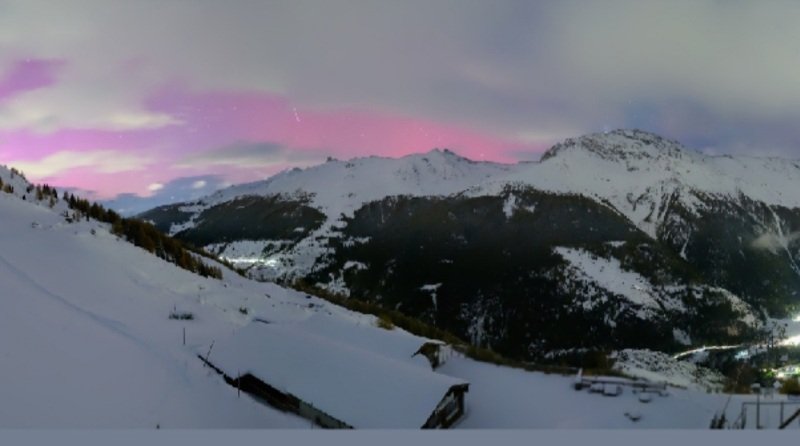 BlogMeteo's tweet photo. Magnifiques et parfois intenses aurores boréales visibles en Suisse ce soir entre 18h et 20h. Source : roundshot Evolène Zermatt Nendaz #Auroraborealis https://t.co/Lfh0JmP7me