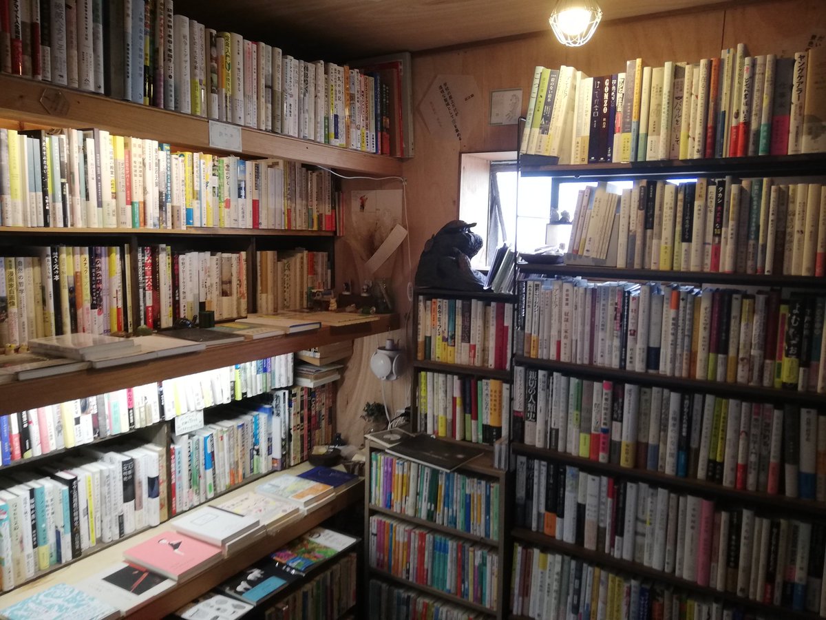 kamebooks1's tweet photo. 今月より、新刊本の仕入れはストップする事に致しました。

来年の3月末を目安に、本八幡のkamebooksは閉店する予定です。

少しでも本を減らしたいので、本を買いに来て下さいませー。 https://t.co/0hRVpB6aJL