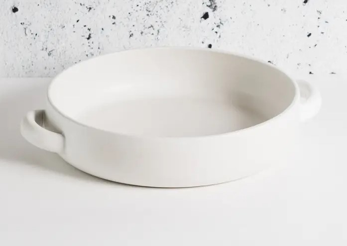 Stoneware Serving Plate with Handles 13.4' atouchofjackie.com/products/stone… White is back in stock!! #atouchofjackie #stoneware #artisan #servingplate #dinnerware #jackie #njsmallbusiness #gift #holidayshopping #handcrafted #plate #dining #centerpiece #tablecenterpiece #gharyanstoneware