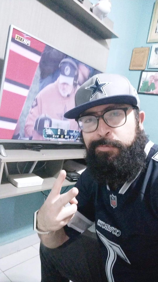uzireyna's tweet photo. #TuPaseCompleto @TUDNMEX 
Saludos @TUDNMEX , hoy ganan mis vaqueros 🏈🏈 https://t.co/rJNFEJym0y