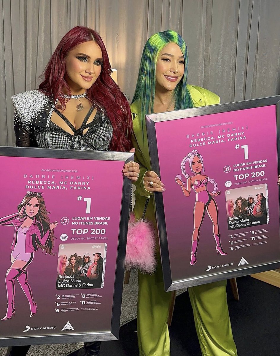 MariaEs80695177's tweet photo. #Farina y #DulceMaria con sus respectivos reconocimientos de la canción #BarbieRemix (#Rebecca-#McDanny) por haber entrado en el top 200 en #SpotifyBrasil 🤩
Posdt: también foto junto a #Christopher #Anahi y #Christian en el #SoyRebeldeTourMedellin https://t.co/ShK1tg7m6W