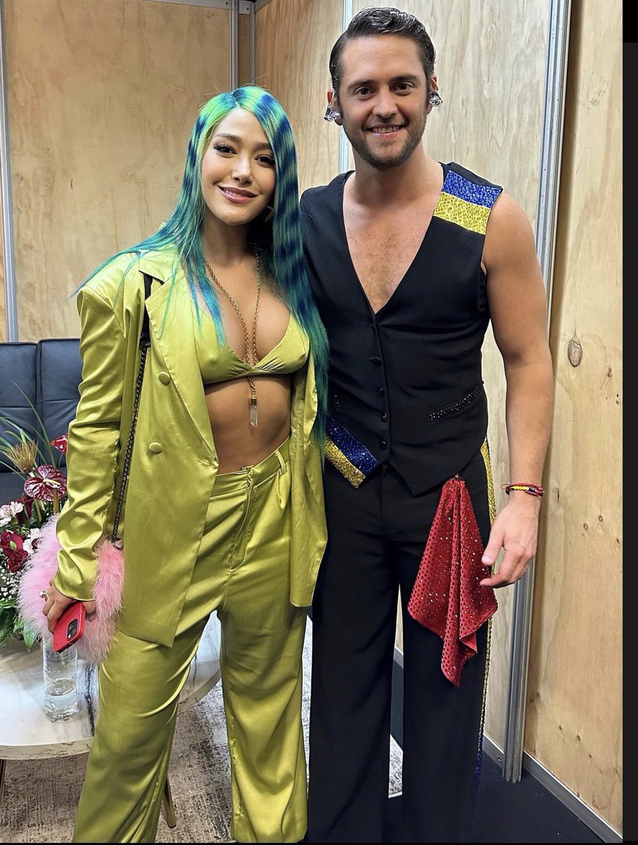 MariaEs80695177's tweet photo. #Farina y #DulceMaria con sus respectivos reconocimientos de la canción #BarbieRemix (#Rebecca-#McDanny) por haber entrado en el top 200 en #SpotifyBrasil 🤩
Posdt: también foto junto a #Christopher #Anahi y #Christian en el #SoyRebeldeTourMedellin https://t.co/ShK1tg7m6W