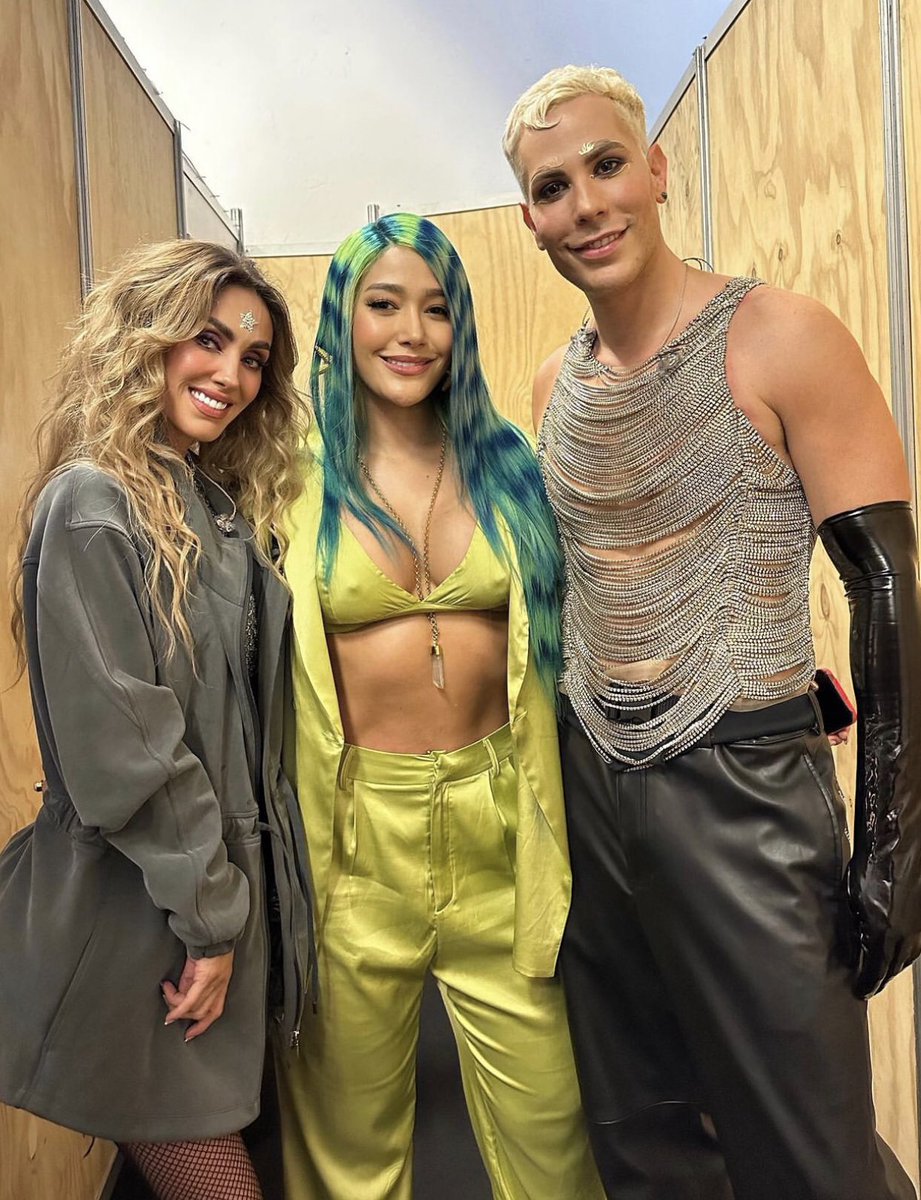 MariaEs80695177's tweet photo. #Farina y #DulceMaria con sus respectivos reconocimientos de la canción #BarbieRemix (#Rebecca-#McDanny) por haber entrado en el top 200 en #SpotifyBrasil 🤩
Posdt: también foto junto a #Christopher #Anahi y #Christian en el #SoyRebeldeTourMedellin https://t.co/ShK1tg7m6W