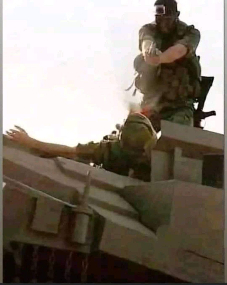 AlqBdyr's tweet photo. هذه الصور ستحصد اعلى تداول على منصات التواصل الاجتماعي ، لأحد مجاهدين #القسام 
يعتلون دبابات  جيش الاحتلال ويجهزون  على طاقمها ، اي اقدام هذا الذي يمتلكه القسامي 
واي انهزام وخور هذا الذي اصاب جيش الاحتلال الصهي9ني #غزه_تباد_بدعم_اماراتي https://t.co/IoLIg1sGD2