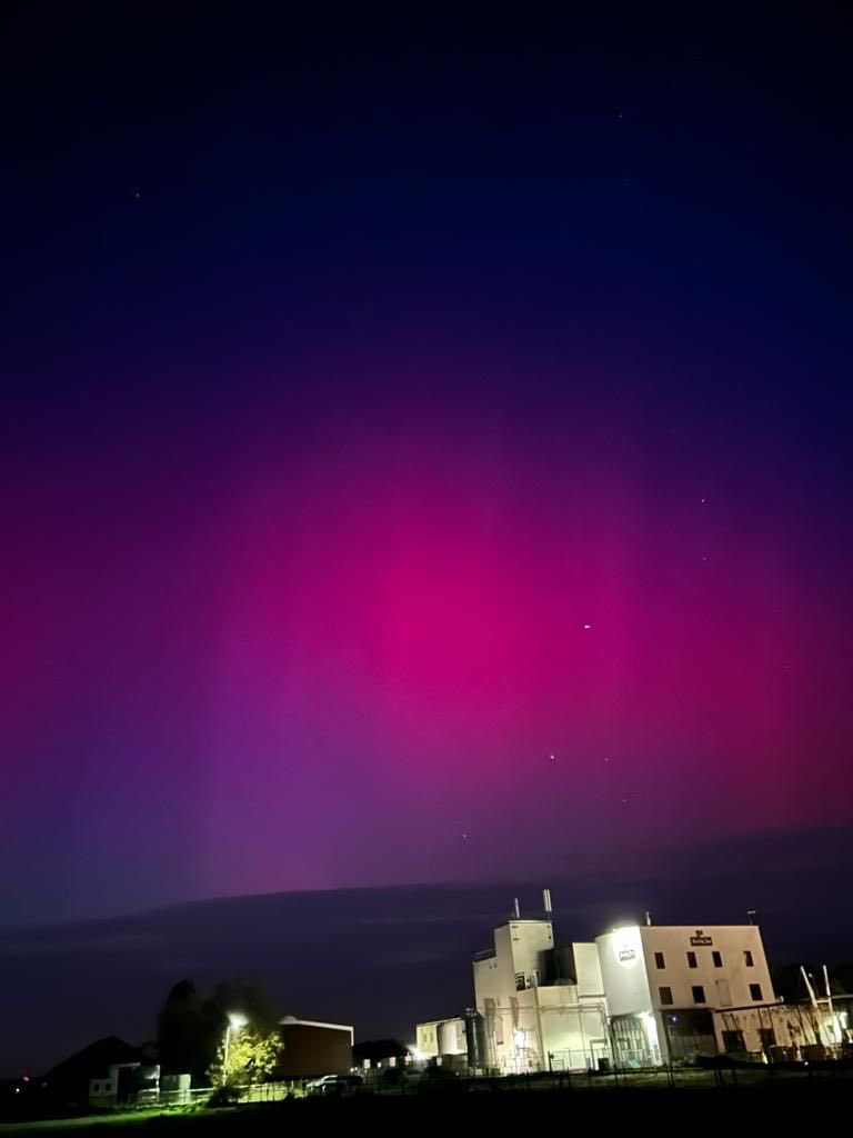 Vanavond is Nederland in de ban van het noorderlicht. Ook hier in Arcen hebben we om 18:20 uur van dit mooie noorderlicht mogen genieten. 

Foto van de Hertog Jan brouwerij is gemaakt door Merel Braam. 

#noorderlicht #arcen #hertogjan #hertogjanproeverij