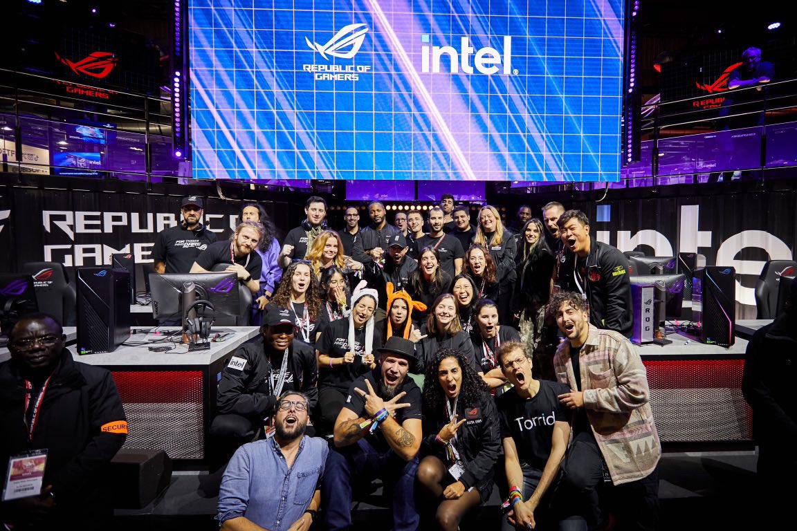 L’équipe #ROGPGW23 devant la scène pour le final !