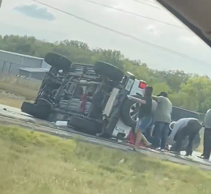 🚨⚠️CRASH REPORT: Jeep rollover crash on Highway 6 southbound in Navasota! Expect delays!!! 3:55 p.m. 📸: Anna Herrera