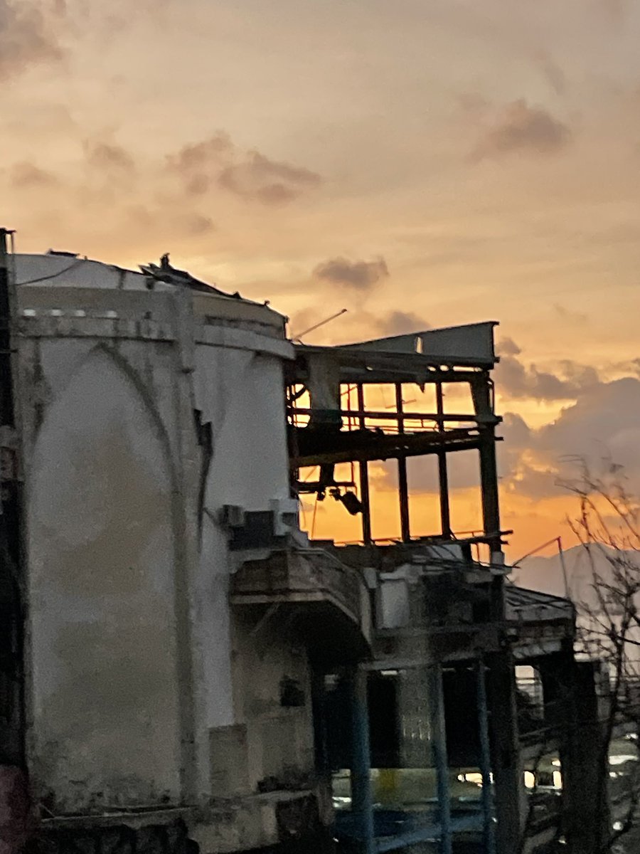 nahimasn's tweet photo. #Acapulco absolutamente devastado, esto es lo MAS triste que han visto mis ojos. No encuentro palabras para describirlo. https://t.co/gaXmoagFUb