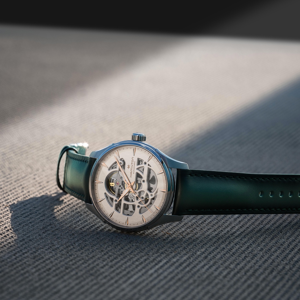 firstclasswatch's tweet image. Let precision take centre stage ⚙️

This #Hamilton Jazzmaster Skeleton exhibits a silver dial with an intricate cut-out design that exposes the #automaticmovement within. 

Product Code: H42535810