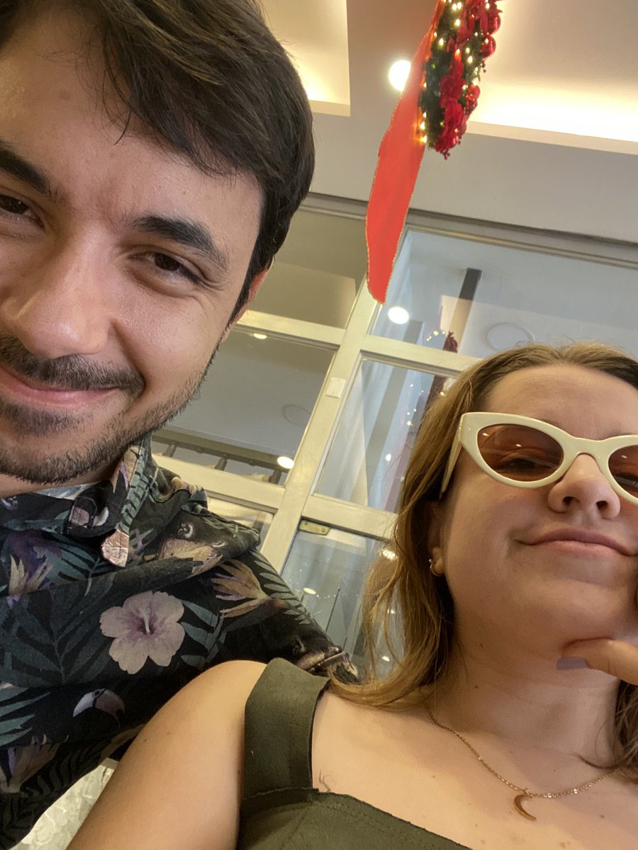 Iastpadawan's tweet image. #team44 assim na fila do restaurante