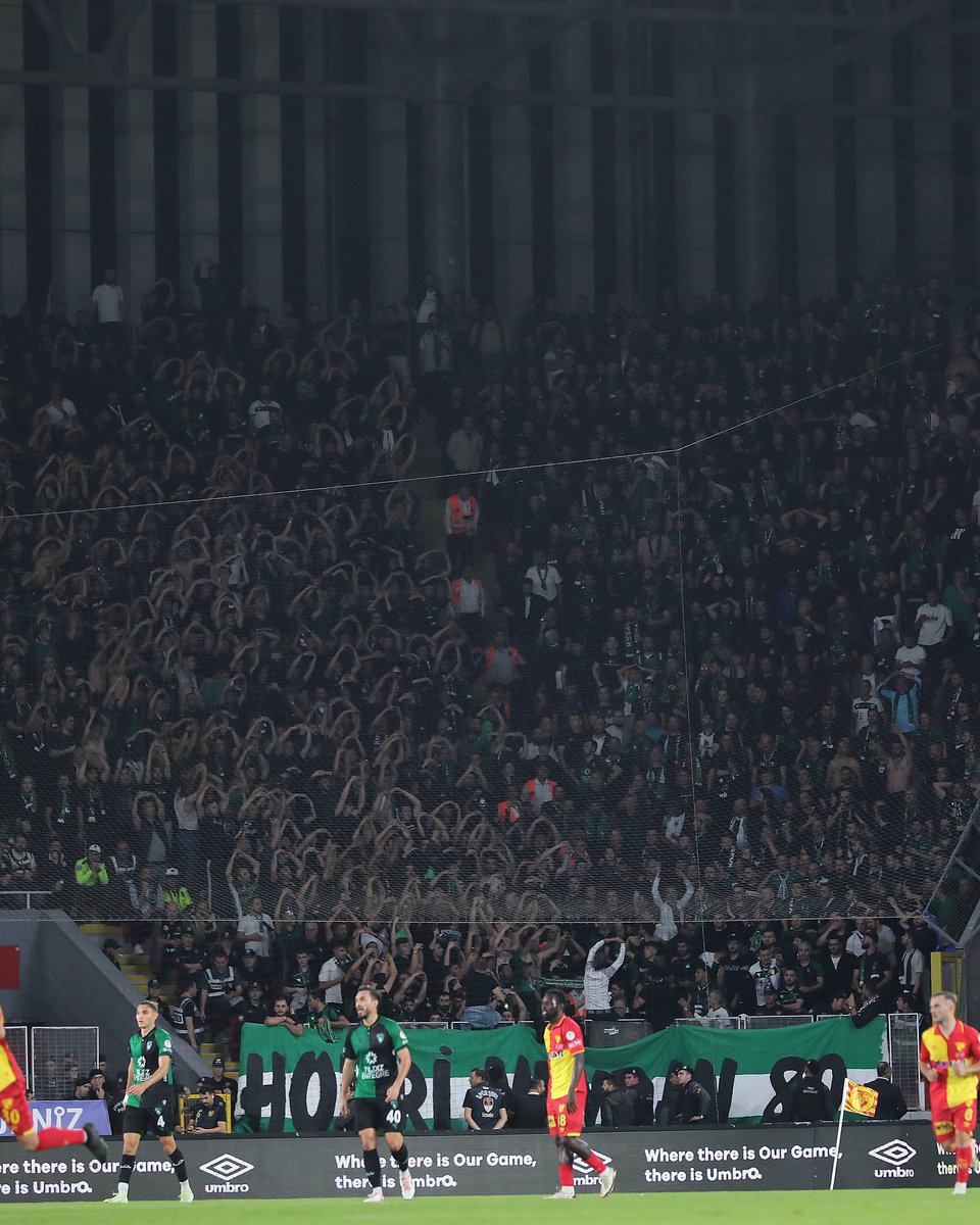 akifyavuzz0's tweet photo. Cehennem, mahalle başka yere benzemez burası dedikleri stadlarına paşalar gibi girdik, çıktık. Yetmedi kardeşi kardeşe kırdırdık. Maraton tribününün yalı grubuna isyan edişleri hâlâ gözümün önünde :) Süper denen o ligde kendimize hayran bırakmaya devam edeceğiz. Kral biziz! #HM89 https://t.co/3ghednxLCt