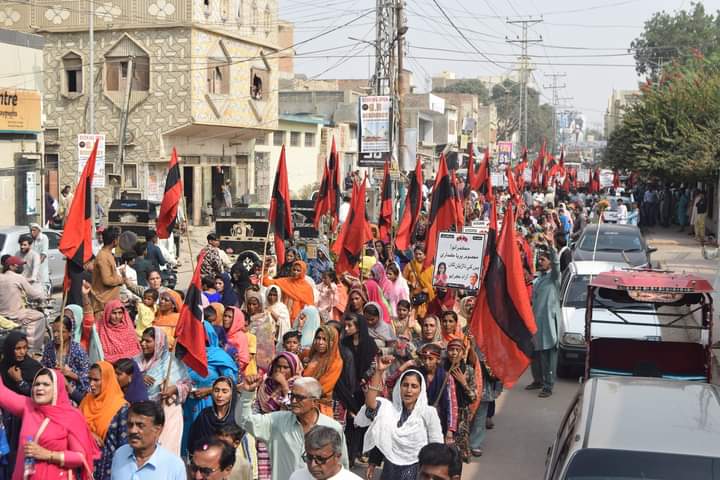 ParhyarSajida's tweet photo. ميرپورخاص
سنڌ مان جاگيرداري ختم ڪريو
زرعي زمينون هارين ۾ ورهايو
سنڌ جون لکين ايڪڙ زمينون زرعي انقلاب جي نالي ۾ وڪرو ڪرڻ، بحريا ٽائون سميت ٻين رهائشي اسڪيمن ذريعي زمينن تي قبضن، فصلن جا جائز اگهه نه ڏيڻ خلاف،  سنڌ جون سرڪاري زمينون بي زمين هارين کي ڏيارڻ ۽ افغانين سميت سمورن https://t.co/mZy9z6JxFB