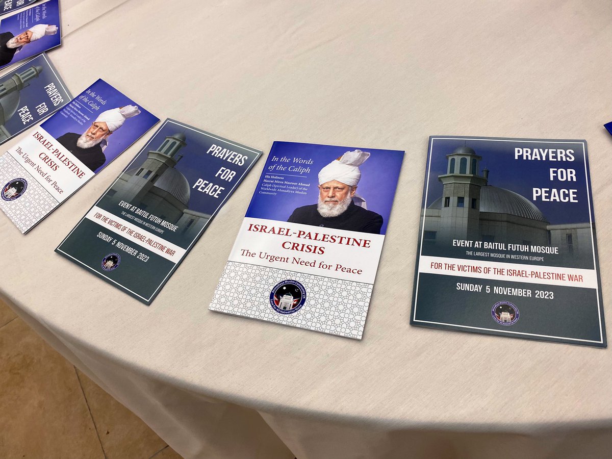 NewsMTA's tweet photo. LATEST: Jews, Christians, Muslims and others come together to the largest Mosque in Western Europe, Baitul Futuh Mosque.

In an effort to promote peace for the victims of the #Israel-#Palestine war. 🇵🇸🇮🇱

#voicesforpeace https://t.co/EY5JnsqjlJ