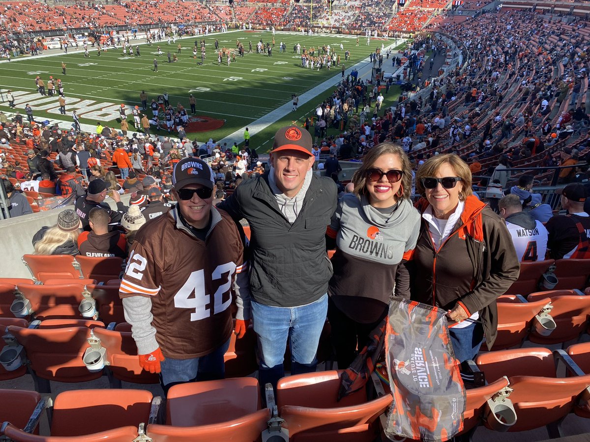 KellyRyanFox's tweet photo. Let’s go @Browns !!!! #dawgpound #salutetoservice #brownsvscardinals @_mikecetta https://t.co/Bja74LwCJu