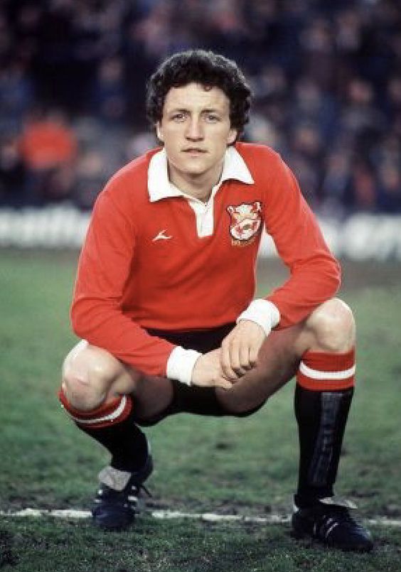 robertmdaws's tweet photo. #StuartLee @Wrexham_AFC 1977 ...... kit looking good but could easily be a rugby kit https://t.co/wsOho4XcYV