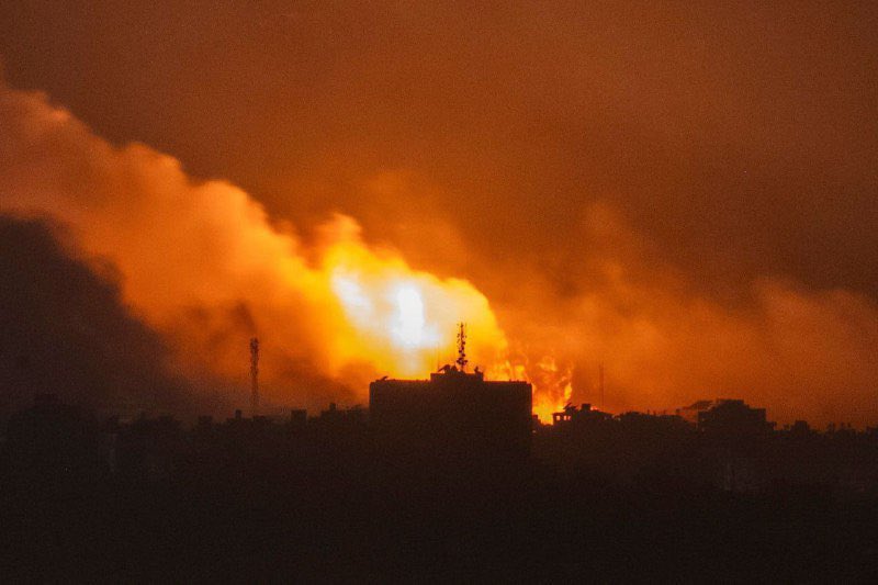 Timesofgaza's tweet photo. Footage for the heavy lsraeli bombing targeting civilians in Gaza Strip. https://t.co/zrze292shs