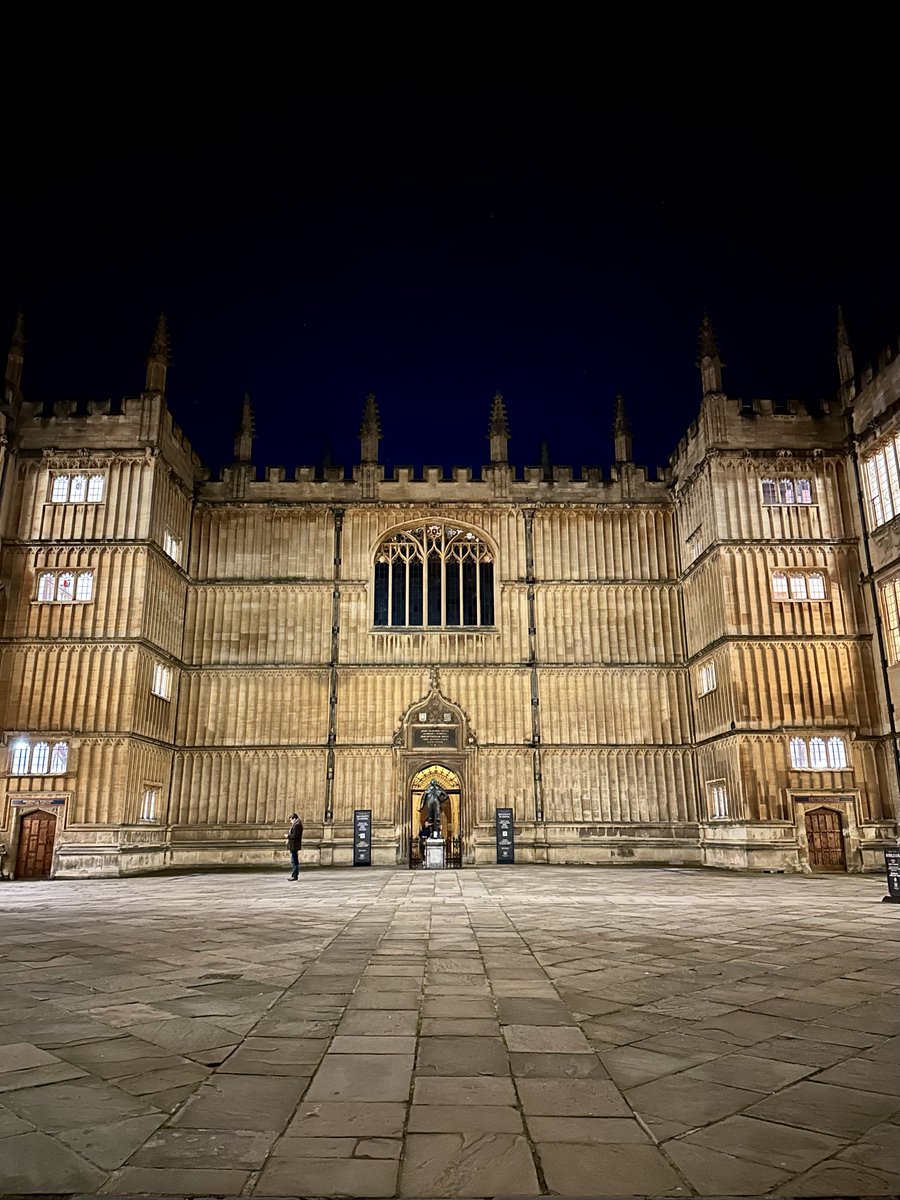 UniofOxford's tweet photo. Oxford by moonlight ✨

#OxfordViews #OxfordInAutumn #OxfordAtNight https://t.co/ZVouhD5nuA