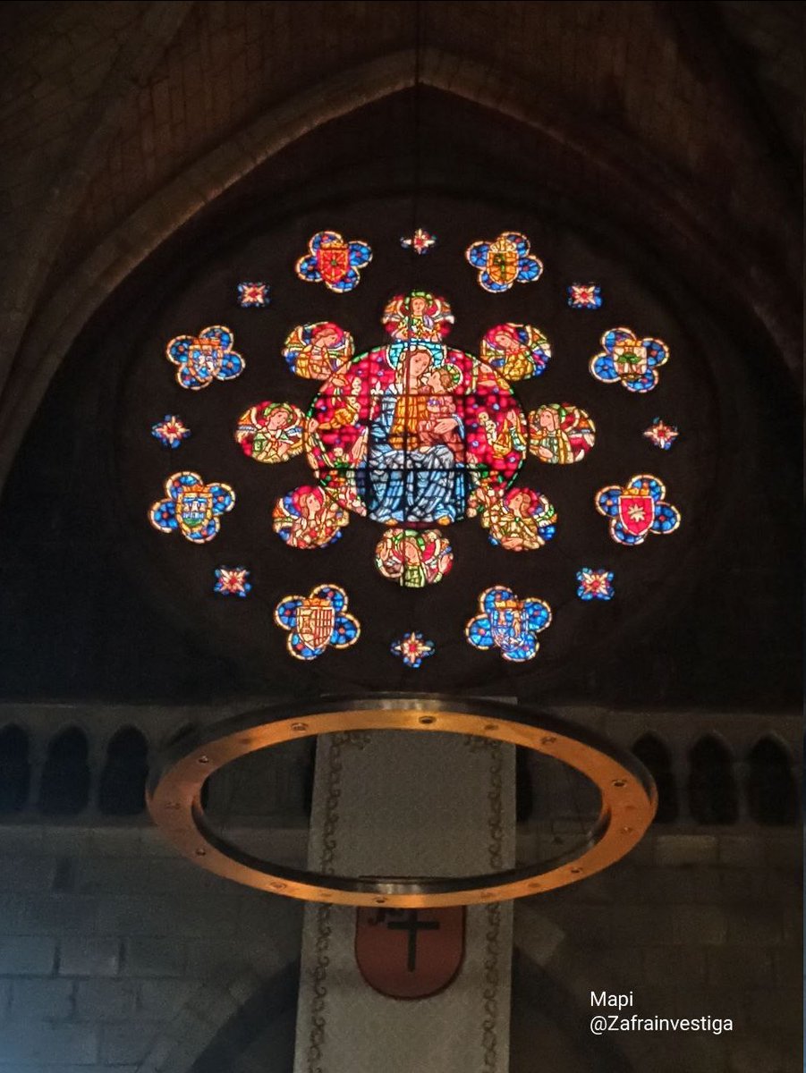 Zafrainvestiga's tweet photo. Cambias la distancia al objeto y cambias la perspectiva del #rosetón de #ColegiatadeSantaMaria #Roncesvalles
Las imágenes de los 8cuadrilóbulos y los 8círculos secantes al central, parecen realizar una trayectoria celestial para enmarcarse en una corona circular #MiradaMatemática https://t.co/kzQlkYd3Cc
