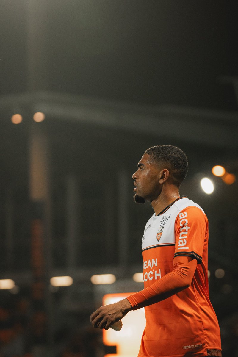tony_esnault's tweet image. DÉLUGE. ⛈️

Une météo capricieuse lors du match de nos merlus hier soir contre Lens. 
Retour en images sur cette confrontation. 📸

@FCLorient l #FCLRCL