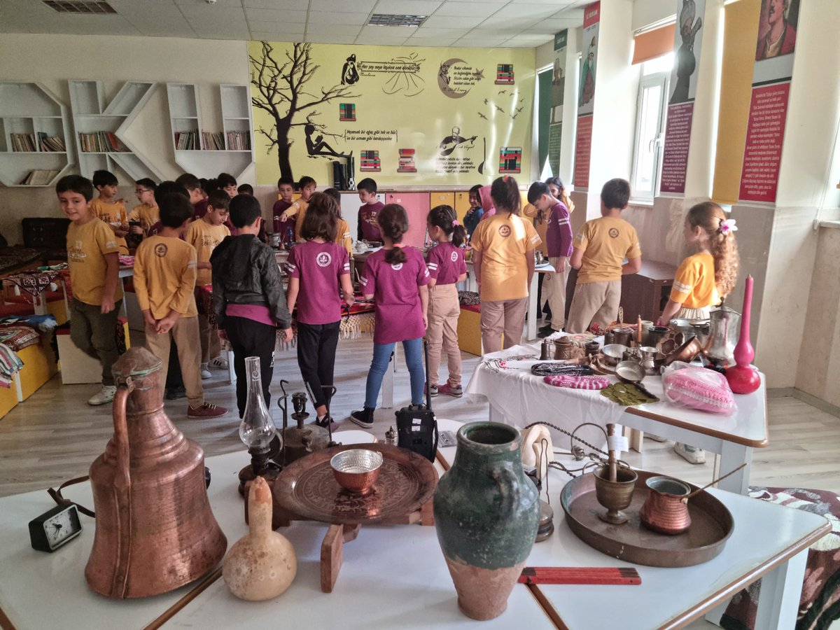 SehitGozen's tweet photo. 4. Sınıf öğrencileri Mersin  Kulturun İzin de proje kapsamında müze kurdu #KültürünİzindeMersin https://t.co/hdiXu6S6Rx